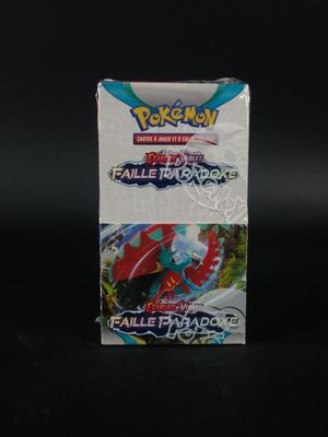 un gros plan d'une boîte de cartes Pokémon sur fond noir