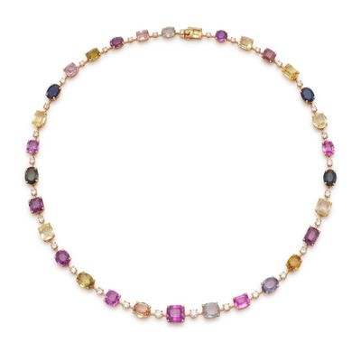 un collier de tourmalines multicolores et de perles sur fond blanc
