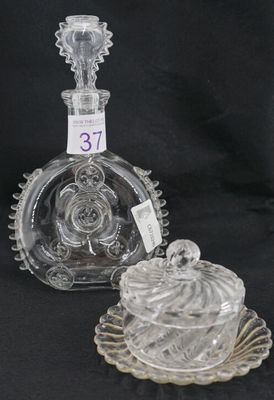 une bouteille en verre avec un bouchon, posée sur une assiette