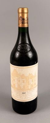 deux bouteilles de vin posées l'une à côté de l'autre sur une table