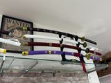 un support sur lequel sont disposées plusieurs sortes de planches de surf