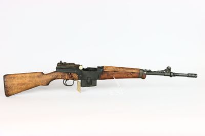 un vieux fusil avec un canon en bois sur fond blanc