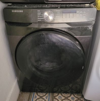 une photo d'un lave-linge et d'un sèche-linge dans une petite pièce