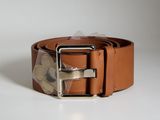 une ceinture marron avec une boucle argentée sur un fond blanc