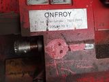 une machine rouge sur laquelle est apposée une pancarte