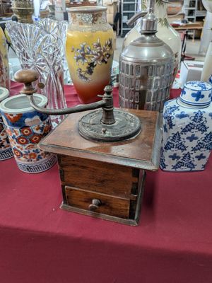 de nombreux vases et bocaux posés sur une table recouverte d'une nappe rouge
