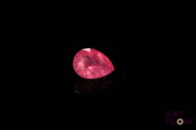 gros plan d'un diamant rose sur une surface noire