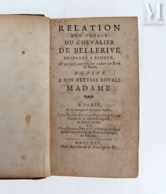 un vieux livre ouvert sur une surface blanche
