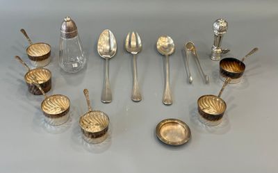 beaucoup de cuillères et de couverts en argent sur la table