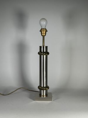 gros plan d'une lampe sur une table à fond blanc