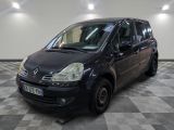 la photo d'une petite voiture noire garée dans un garage