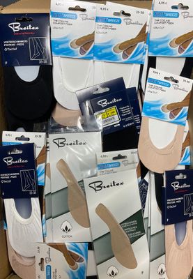 Plusieurs paires de chaussettes pour homme se trouvent dans une boîte en carton