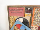 une photo d'une horloge fabriquée à partir d'objets anciens