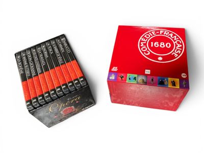 un paquet de cigarettes et un paquet de cigarettes posés sur une surface blanche