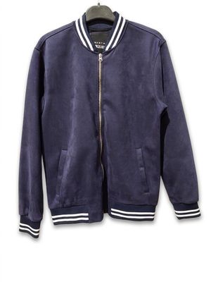 Cette image peut contenir des vêtements, des vêtements et une veste