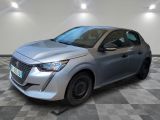 la voiture argentée est garée sur un sol en damier dans le garage