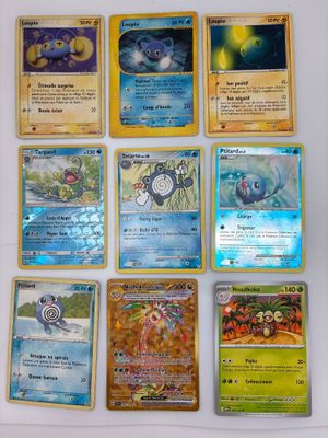 plusieurs cartes Pokémon empilées les unes sur les autres sur une table