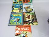 plusieurs livres pour enfants sont alignés sur une surface blanche