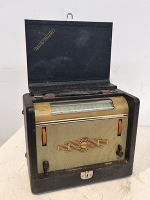 une vieille radio posée sur une table