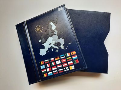 un étui à passeport orné d'une carte de l'Europe et de drapeaux
