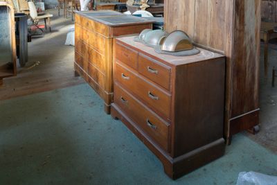 Lot comprenant deux commodes en bois.