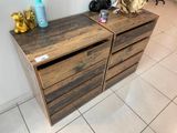 une commode en bois surmontée de deux tiroirs