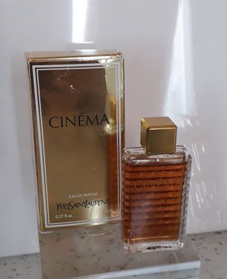une photo d'un flacon de parfum posé sur un comptoir