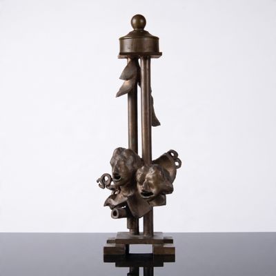 une statue en bronze représentant une femme et un enfant, posée sur un socle