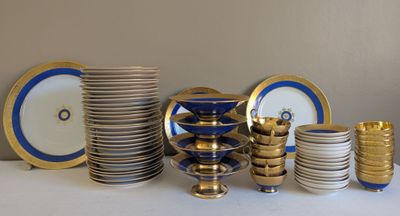 Une partie de service d'apparat de 69 pièces en porcelaine d…