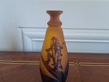 un petit vase posé sur une table en bois