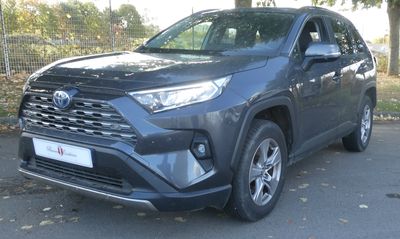 La Toyota RAV est garée sur le bord de la route.