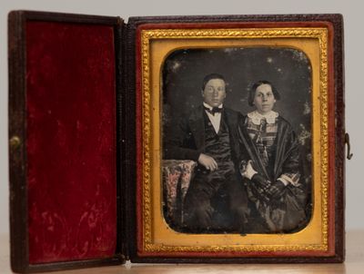 Photo daguerréotype colorisée.