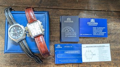 une montre posée sur une boîte bleue