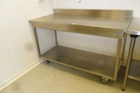 Table rectangulaire en inox à 2 plateaux, dosseret et roulet… (photo 2)