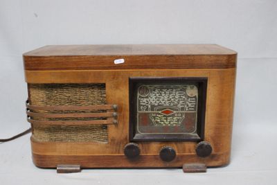 an old fashioned radio with a wooden case on it