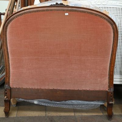 LIT LOUIS-PHILIPPE en bois naturel garni de velours.