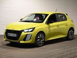 La voiture jaune est garée dans le garage, sur le sol à damier.