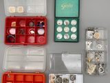 Cette boîte contient de nombreux types de bijoux différents