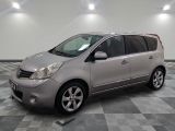 la photo d'une voiture argentée garée dans un garage
