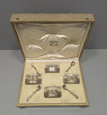 une boîte en argent contenant de l'argenterie, posée sur une table