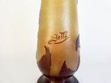 un vase orné d'un motif marron et noir
