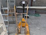 un chariot élévateur jaune équipé d'une échelle, dans un garage