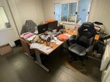 une pièce avec un bureau et une chaise