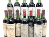 plusieurs bouteilles de vin sont alignées sur une surface blanche