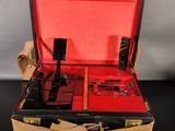 une valise contenant un ensemble d'outils