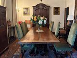 une salle à manger avec une table et des chaises et un lustre