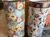 deux vases posés par terre l'un à côté de l'autre