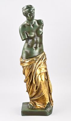 une image représentant une statue d'une femme avec une serviette autour de la taille