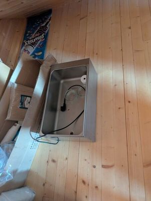 une boîte posée sur le sol de la pièce
