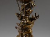 statue en bronze représentant un garçon avec une montgolfière, posée sur un socle en marbre